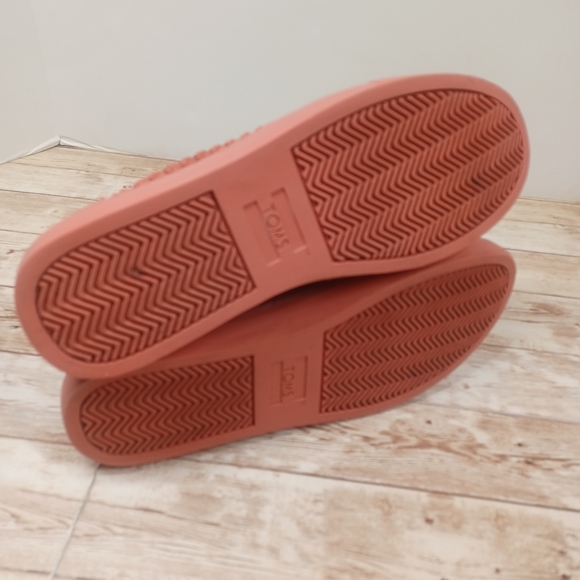 TOMS Suede Low Top Sneakers Mauve Salmon Leather EUC Women's Size 8.5 - Picture 8 of 12